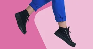 Obrázek pro kombinovanou reklamu — černé boty na výrazném růžovém pozadí