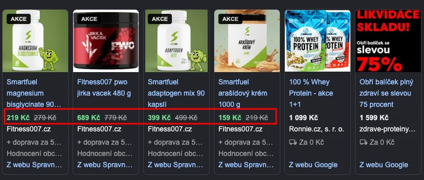 Google Shopping výsledky — produkty se štítkem AKCE, zelenou akční cenou a přeškrtnutou původní cenou